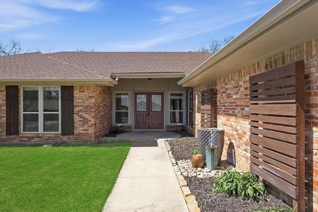 Property Photo:  3613 Harber Drive  TX 76021 