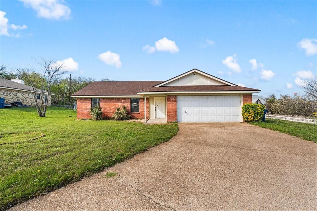Property Photo: 614 Circle Creek Drive TX 76643