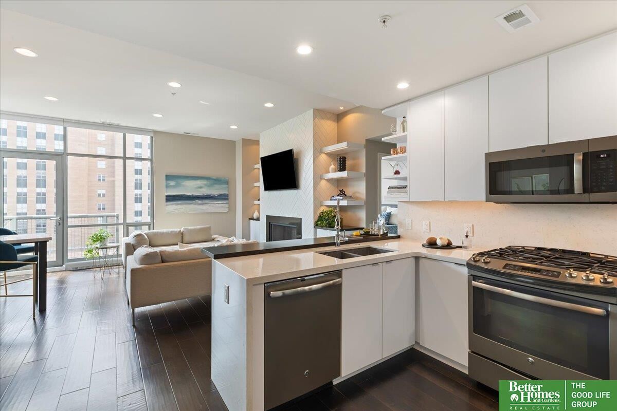 Property Photo:  200 S 31st Avenue 4814  NE 68131 