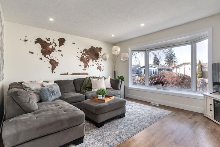 Property Photo:  7806 20A Street SE  AB T2C 1Y5 