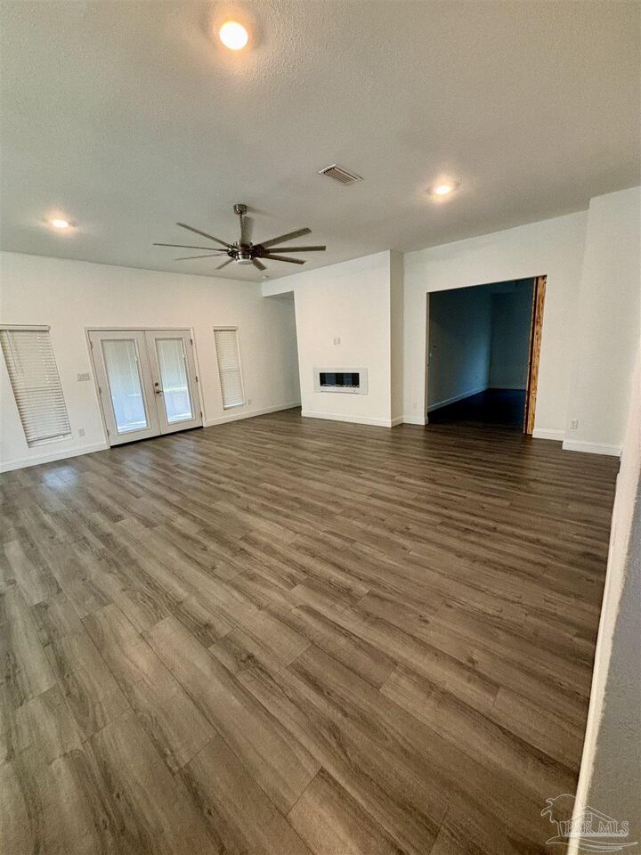 Property Photo: 1315 W Scott St FL 32501