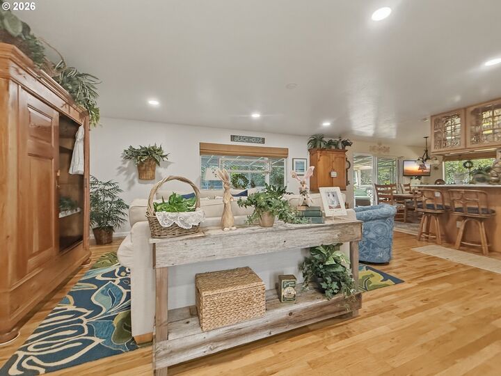 Property Photo:  1099 Parkview Dr  OR 97415 