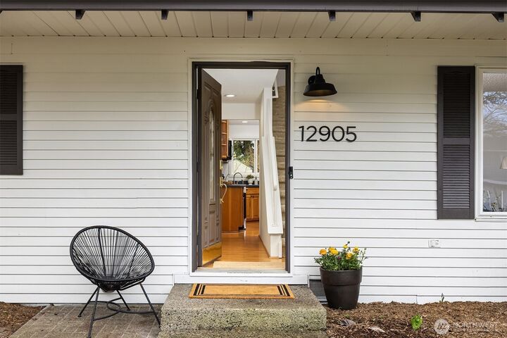 Property Photo: 12905 SE 158th Place WA 98058