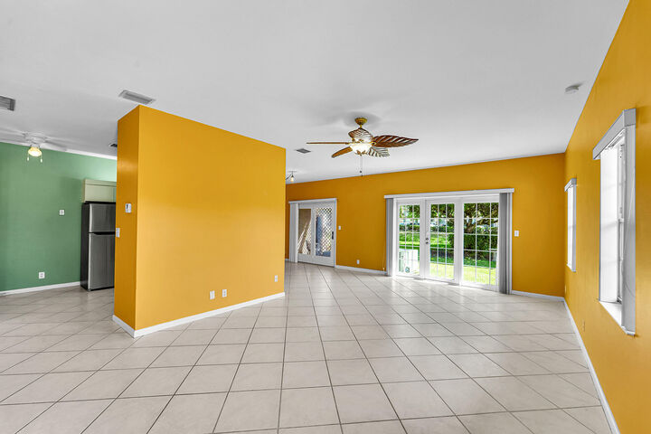 Property Photo:  100 E Hemingway Circle  FL 33063 