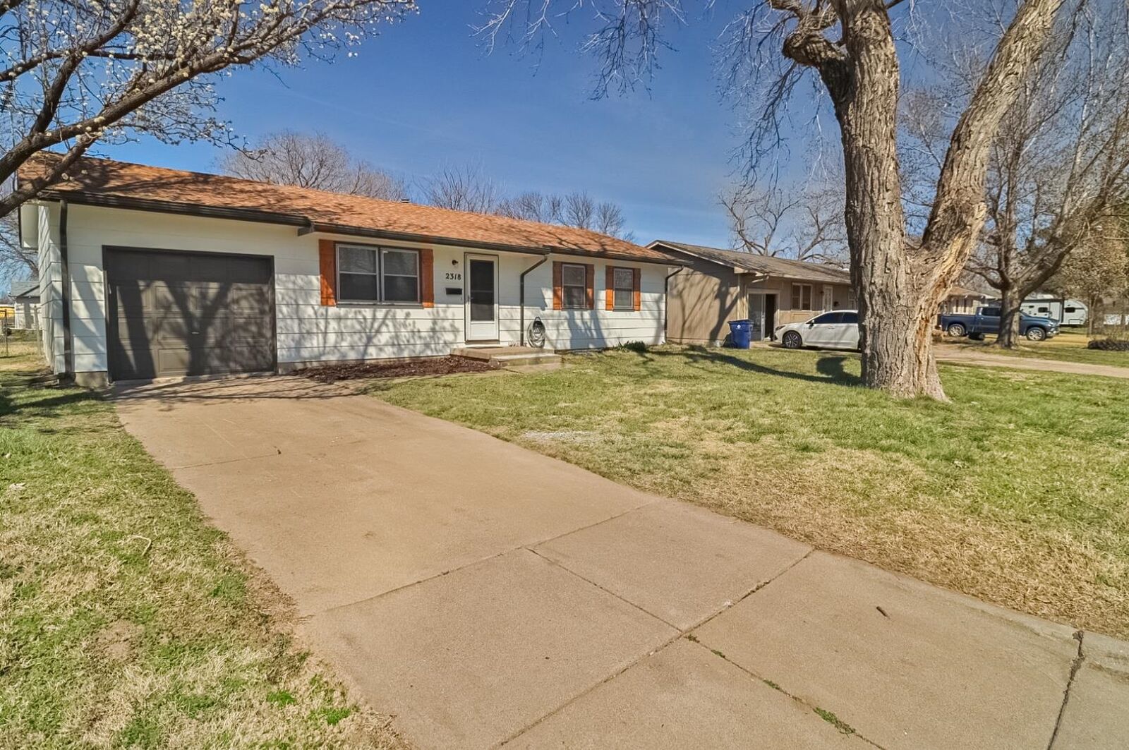 Property Photo: 2318 W Heuett St KS 67217