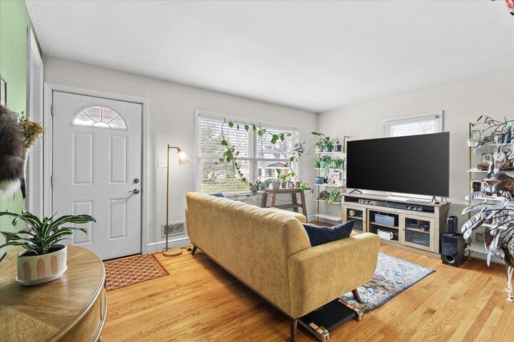 Property Photo:  2025 Wayne St NE  VA 24012 