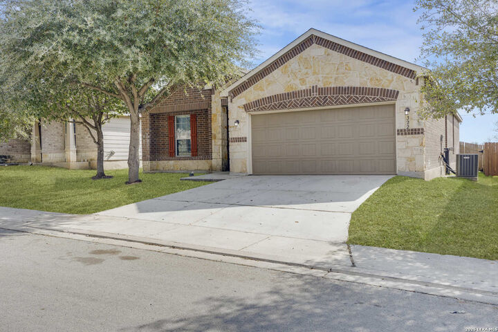 Property Photo: 322 Walnut Crest TX 78154