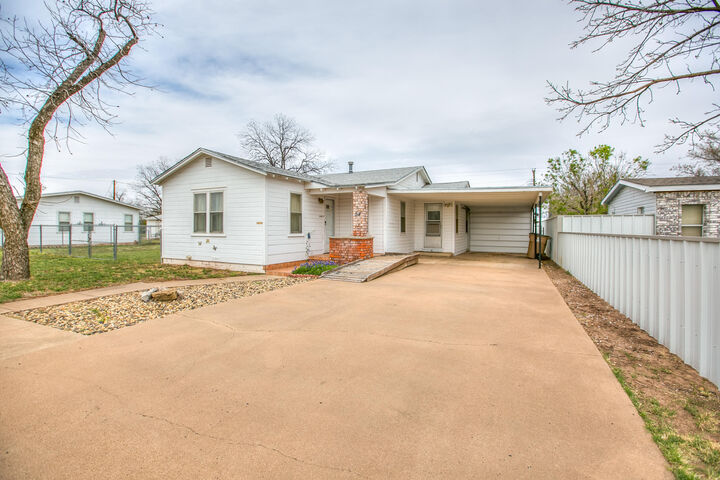 Property Photo: 54 E 41st Street TX 76903