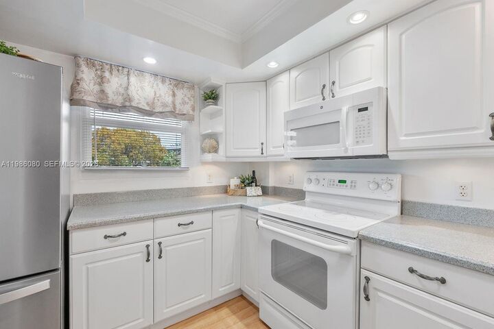 Property Photo:  109 Royal Park Dr 2F  FL 33309 