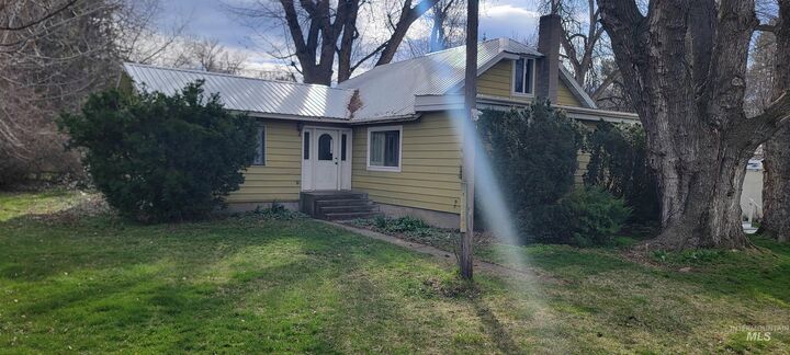 Property Photo: 426 Hwy 12 E WA 99347