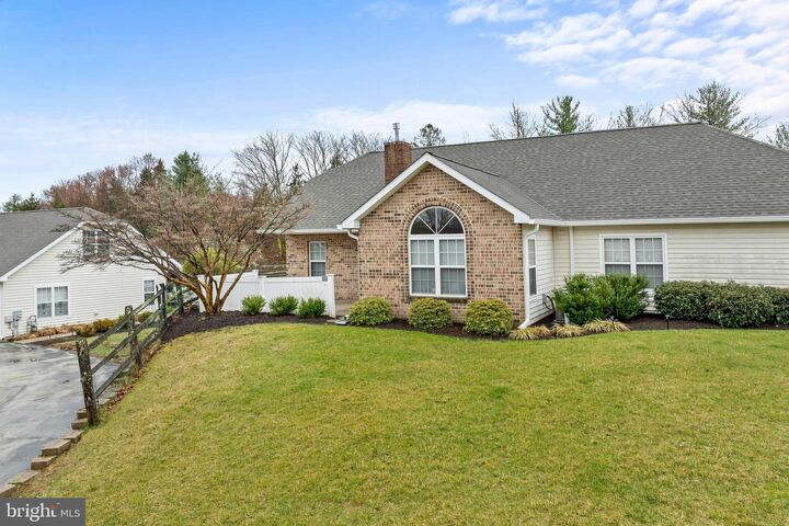 Property Photo: 135 Village Way 5B PA 19460