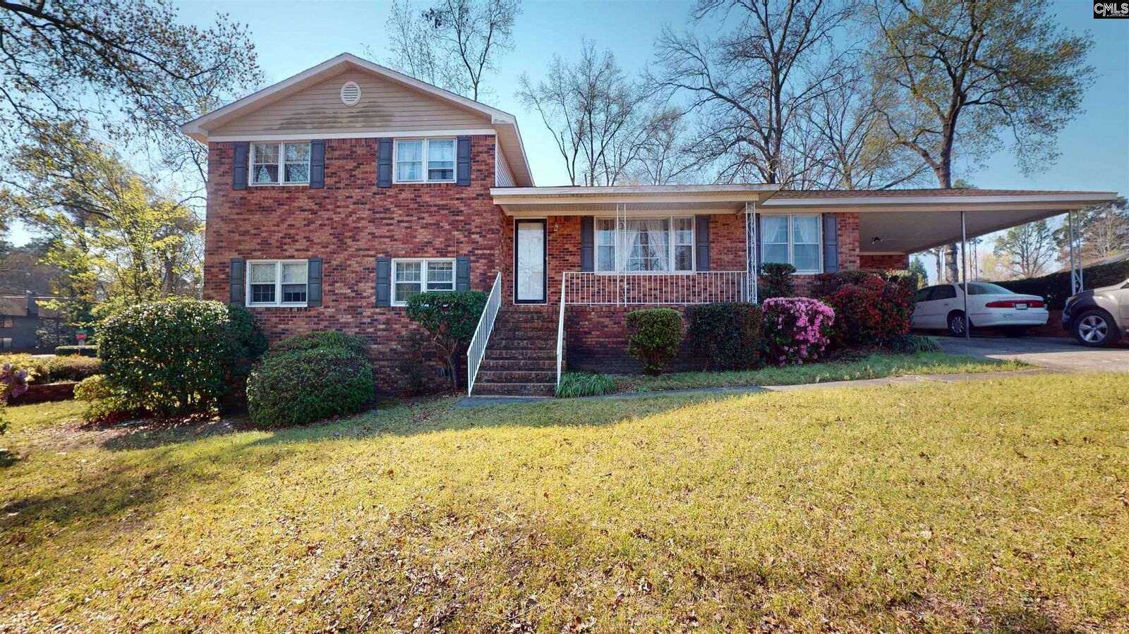 Property Photo: 8718 Gnadenhunt Rd SC 29209