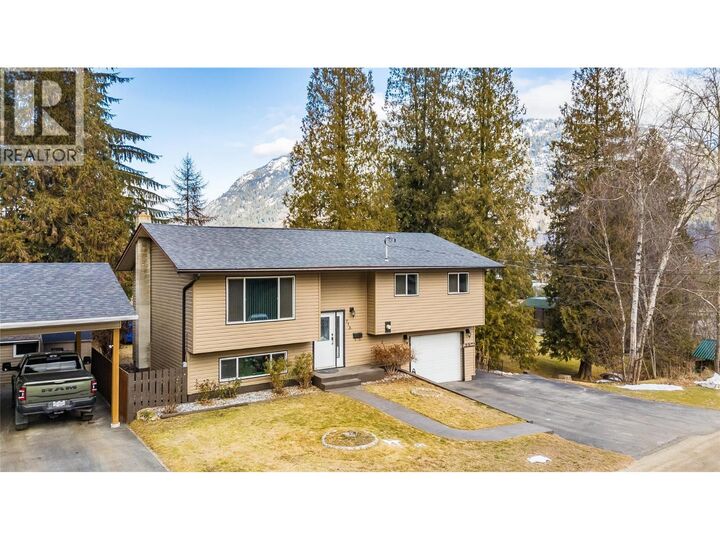 Property Photo: 716 Lynnwood Crescent BC V1N 1E2