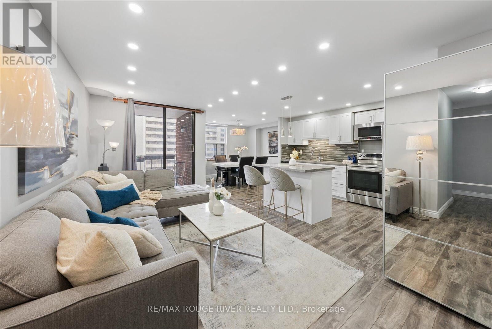 Property Photo:  90 Ling Road 907  ON M1E 4Y3 