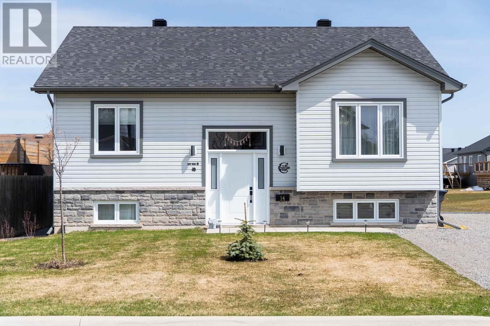 Property Photo:  14 Crestwood Ave  ON P6A 6T2 