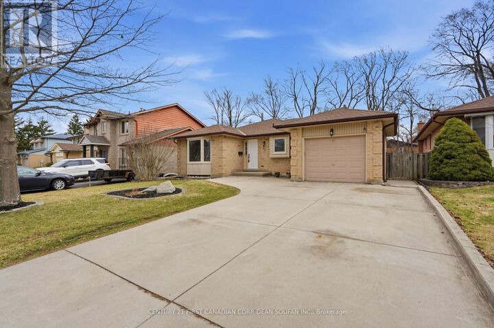 Property Photo:  19 Lynngate Grove  ON N6K 3S7 