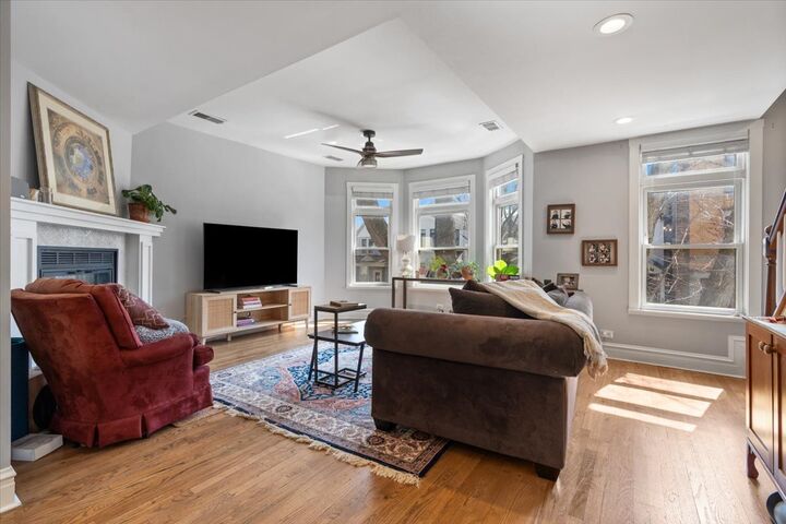 Property Photo:  2156 W Belle Plaine Avenue  IL 60618 