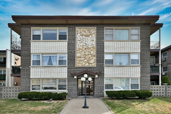 Property Photo:  3009 Paris Avenue 302  IL 60171 