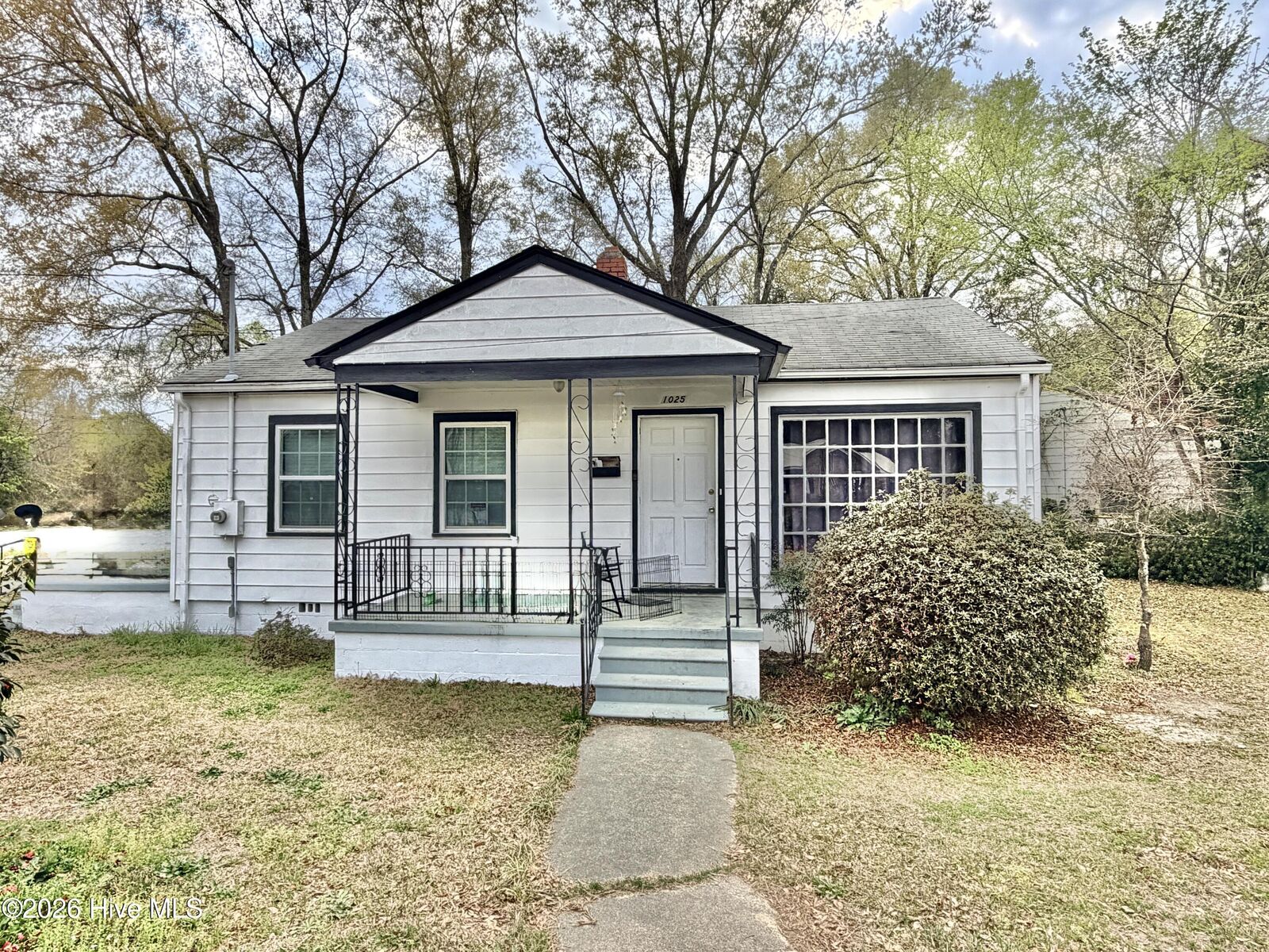 Property Photo: 1025 E Caswell Street NC 28501