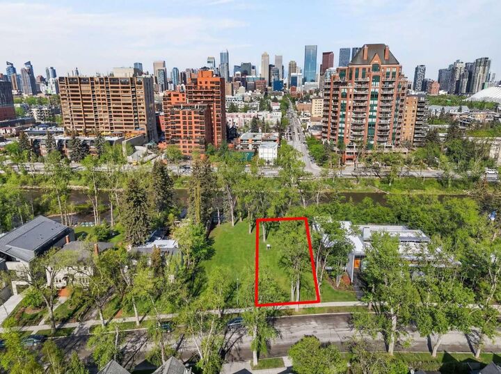 Property Photo:  310 Roxboro Road SW  AB T2S 0R3 