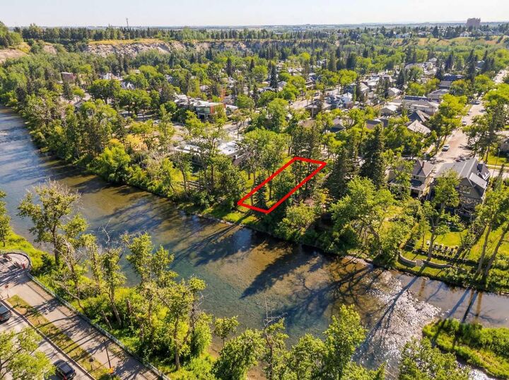 Property Photo:  312 Roxboro Road SW  AB T2S 0R3 