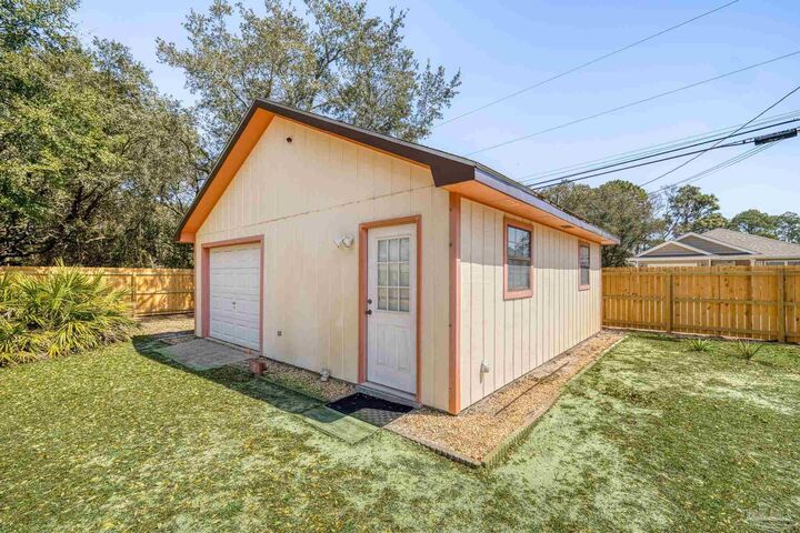 Property Photo: 2176 Calle De Cantabria FL 32566