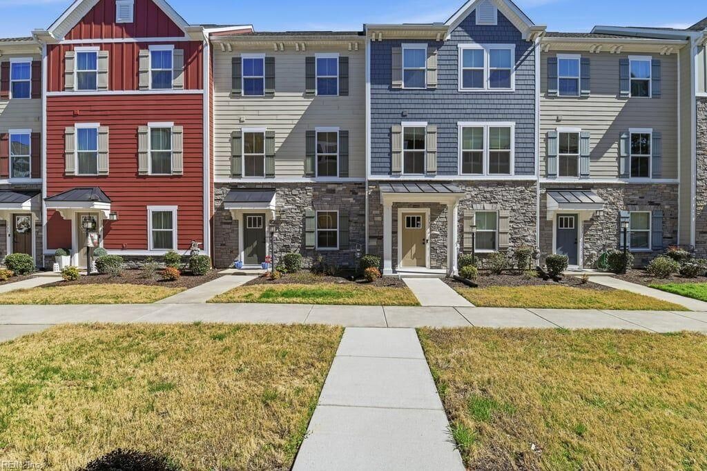 Property Photo:  1705 Foremast Loop  VA 23323 