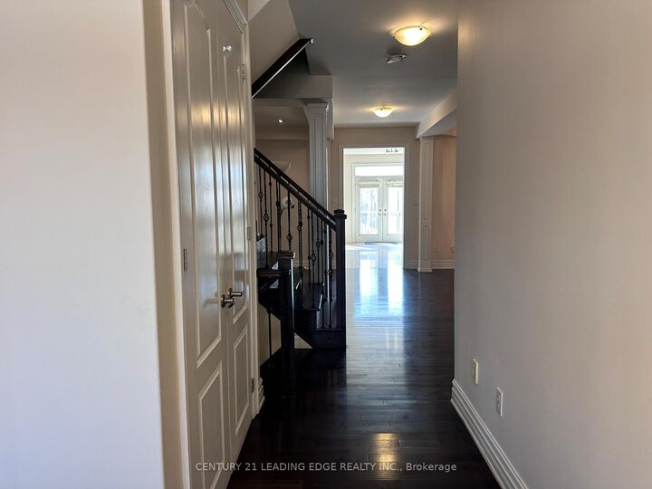 Photo de la propriété: 83 Golden Forest Road ON L6A 0S8