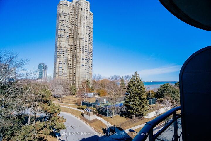 Property Photo: 80 Palace Pier Court Ph502 ON M8V 4C1