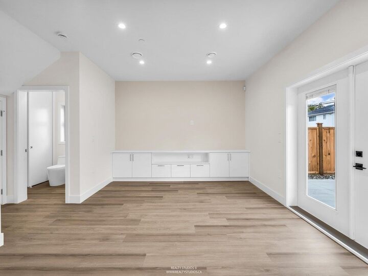 Property Photo: 4257 Knight Street 2 BC V5N 3M3