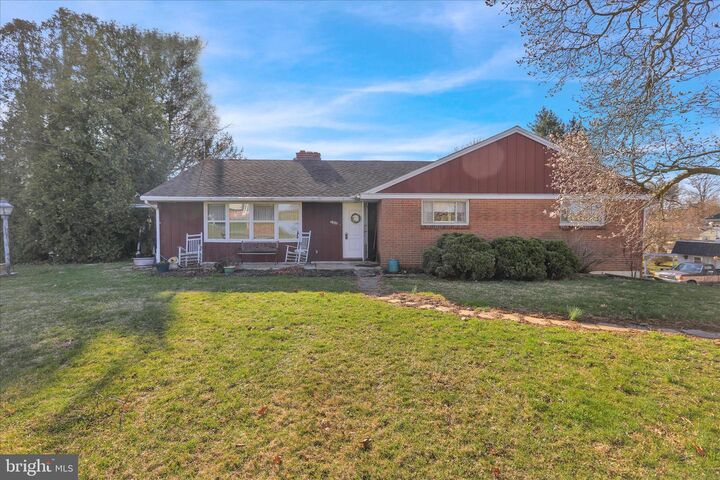 Property Photo: 2460 Honeysuckle Lane PA 17603