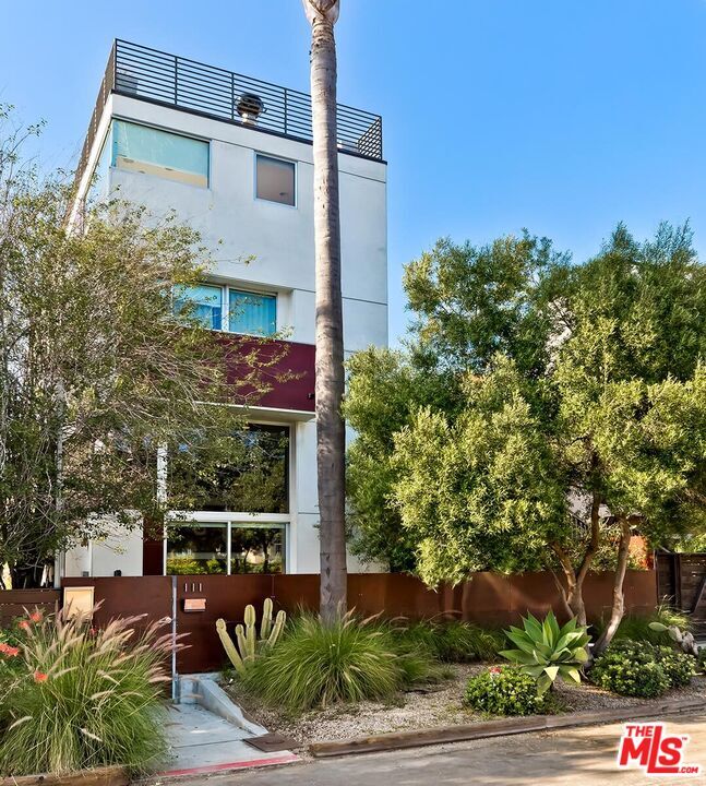 Property Photo:  111 Eastwind St  CA 90292 