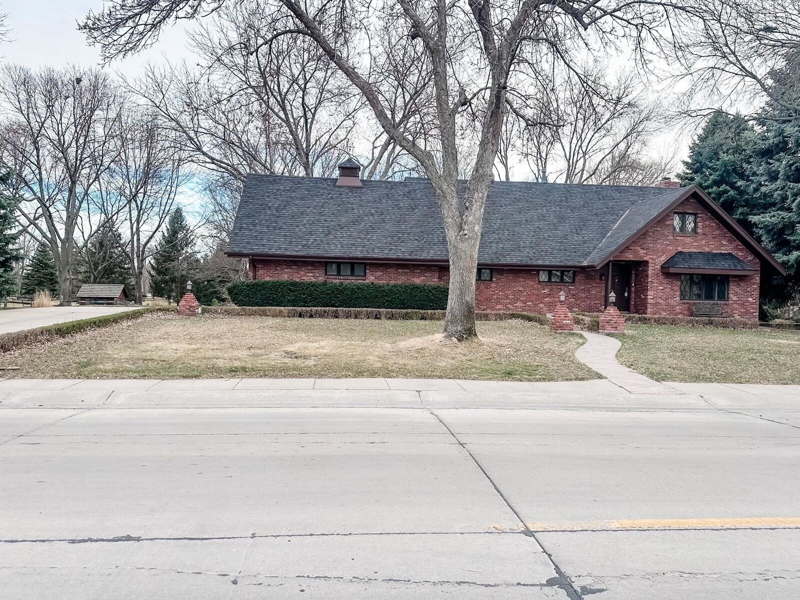 Property Photo: 2210 W Leota St NE 69101