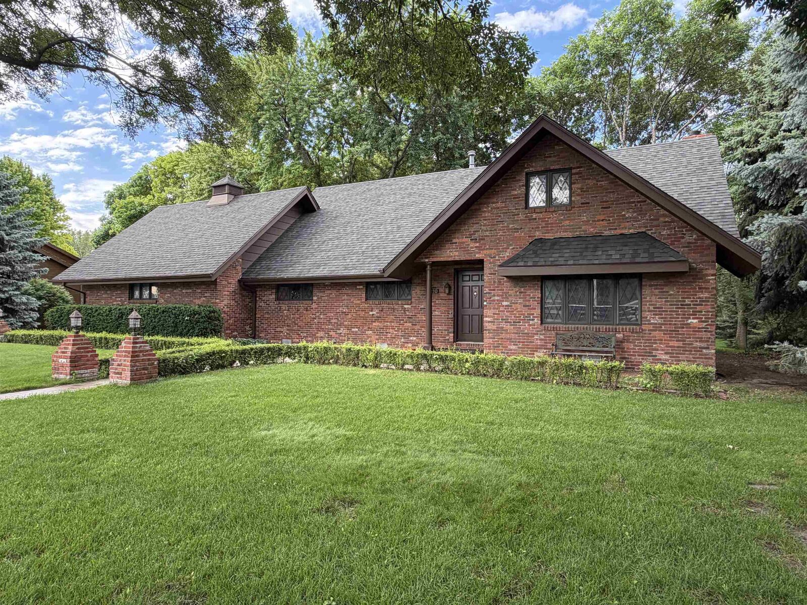 Property Photo: 2210 W Leota St NE 69101