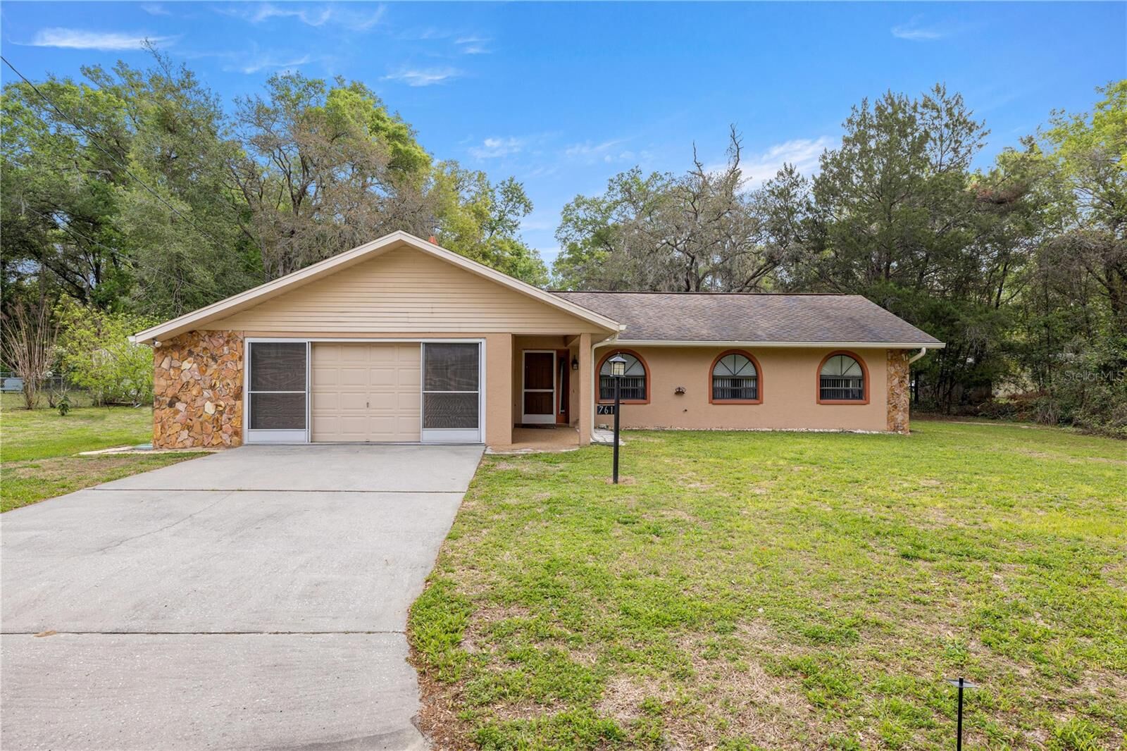 Property Photo: 761 S Jeanne Avenue FL 34453