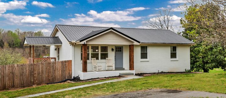 Property Photo: 1440 Hickory Point Rd TN 37043