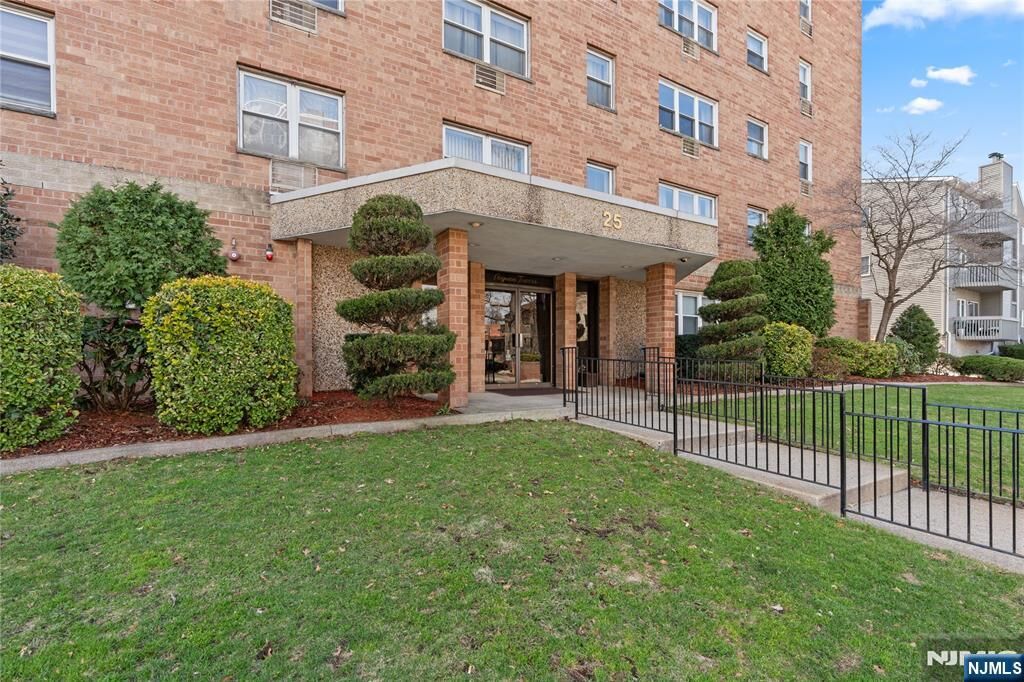 Property Photo:  25 Jefferson Street 4E  NJ 07601 