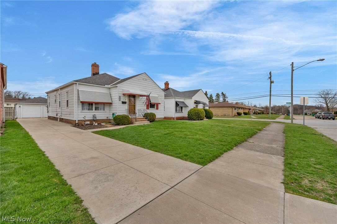 Property Photo: 912 Dawnwood Drive OH 44134