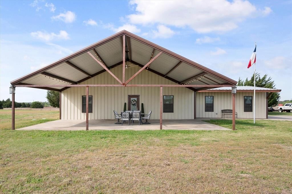 Property Photo:  671 Robnett Road  TX 75165 
