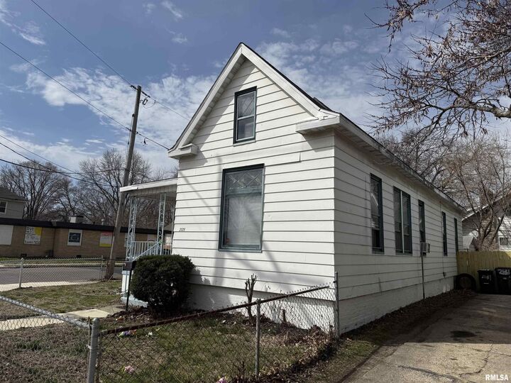 Property Photo: 2129 N Wisconsin Avenue IL 61603