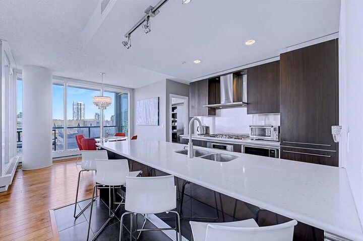 Property Photo: 433 11 Avenue SE 1006 AB T2G 0L7