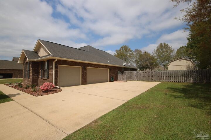 Property Photo: 2626 Wildhurst Trl FL 32571