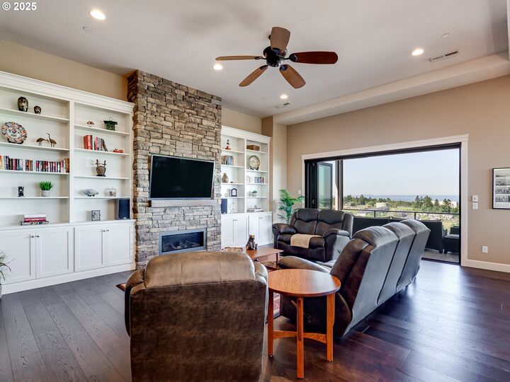 Property Photo:  2009 NW Klickitat St  WA 98607 