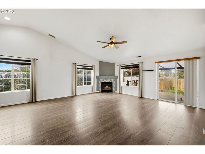 Property Photo:  1121 Dahlia St  OR 97071 