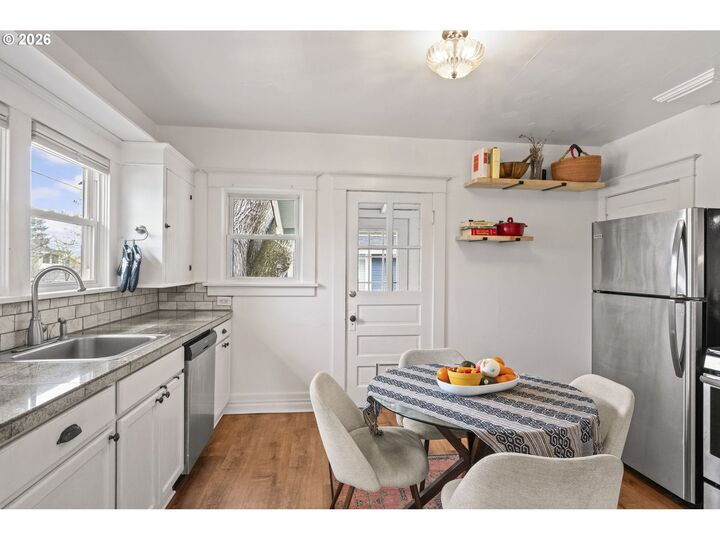 Property Photo: 860 N Holland St OR 97217