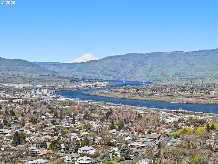 Property Photo:  915 E 18th St  OR 97058 