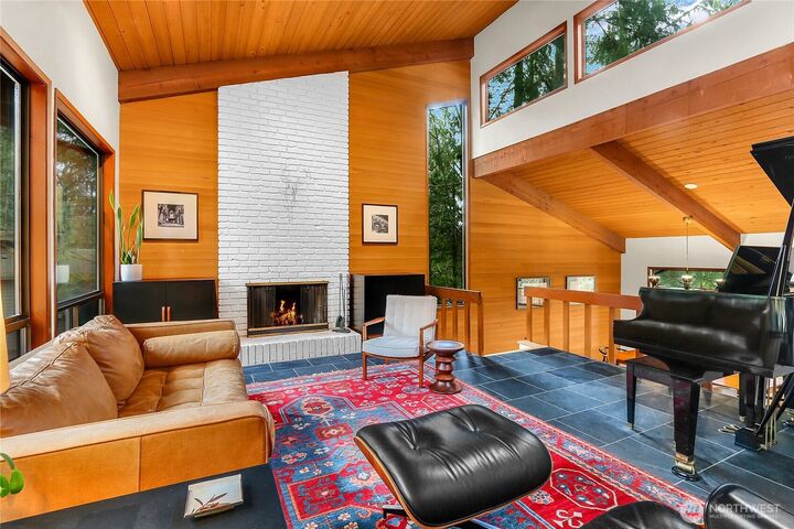 Property Photo: 19616 44th Place NE WA 98115