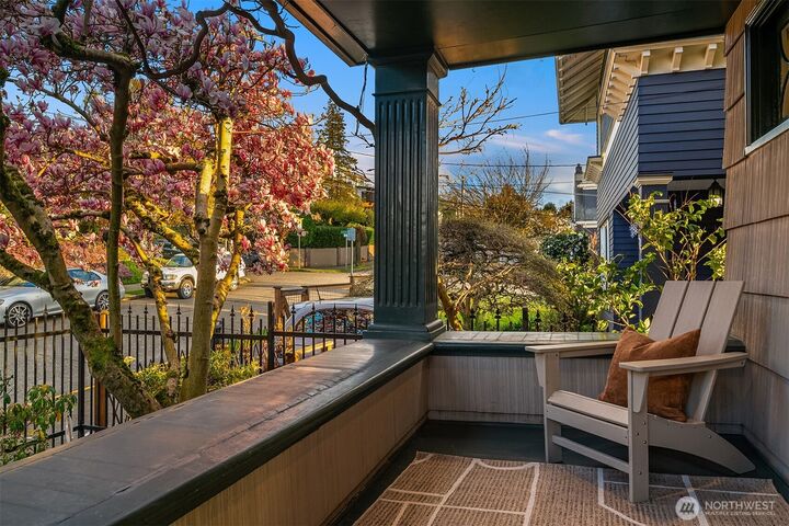 Property Photo:  2307  Broadway  E  WA 98102 