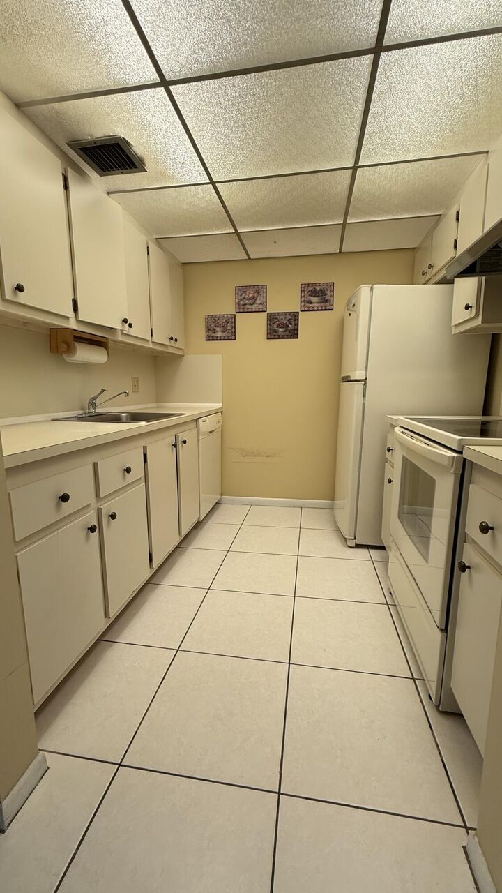 Property Photo: 400 SW 134th Way 411F FL 33027