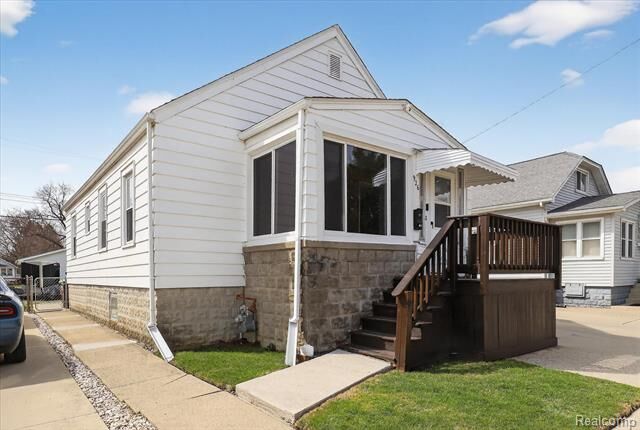 Property Photo: 926 Kentucky Court MI 48161